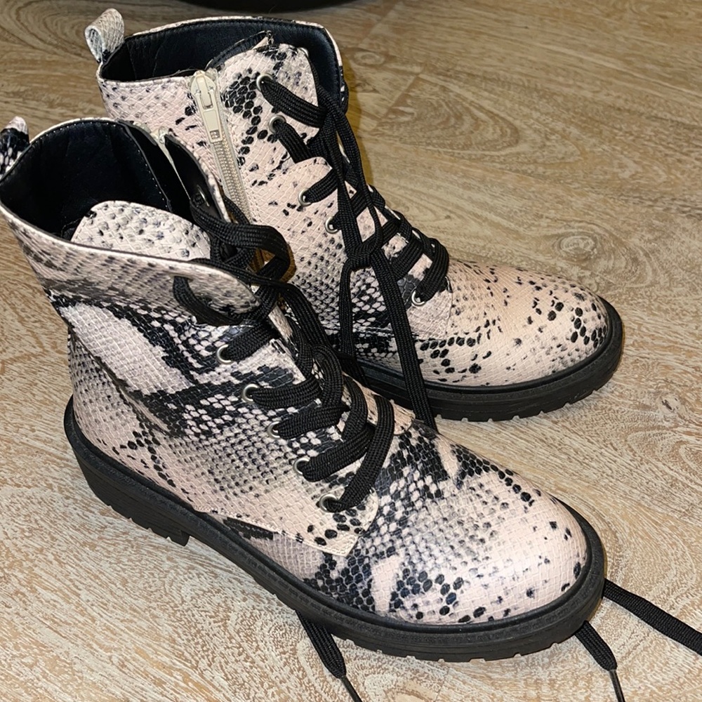 Madden girl Boots Snake Prints.